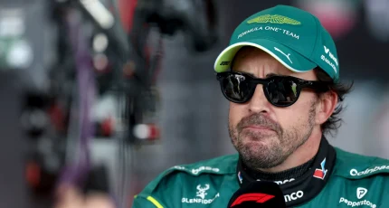 Fernando Alonso con gesto de preocupación hablando en el paddock