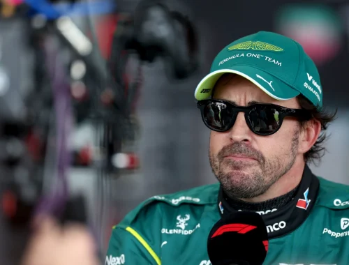 Fernando Alonso con gesto de preocupación hablando en el paddock