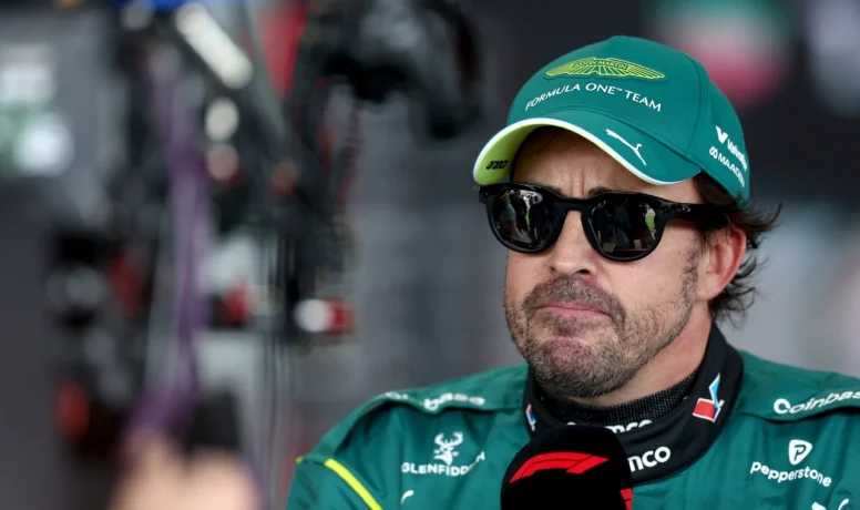 Fernando Alonso con gesto de preocupación hablando en el paddock