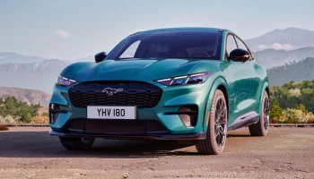 El nuevo Ford Mustang Mach-E GT California Special en color Azul Adriatic circulando por una carretera costera