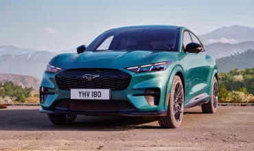 El nuevo Ford Mustang Mach-E GT California Special en color Azul Adriatic circulando por una carretera costera