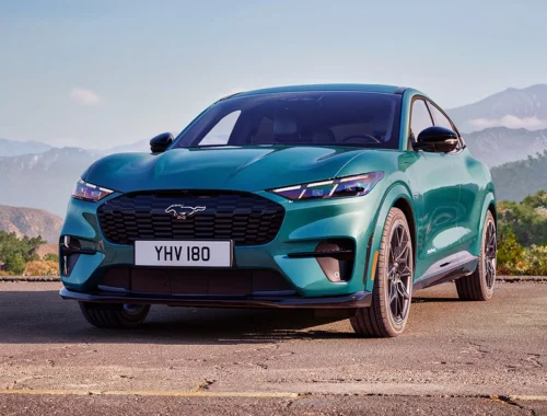 El nuevo Ford Mustang Mach-E GT California Special en color Azul Adriatic circulando por una carretera costera