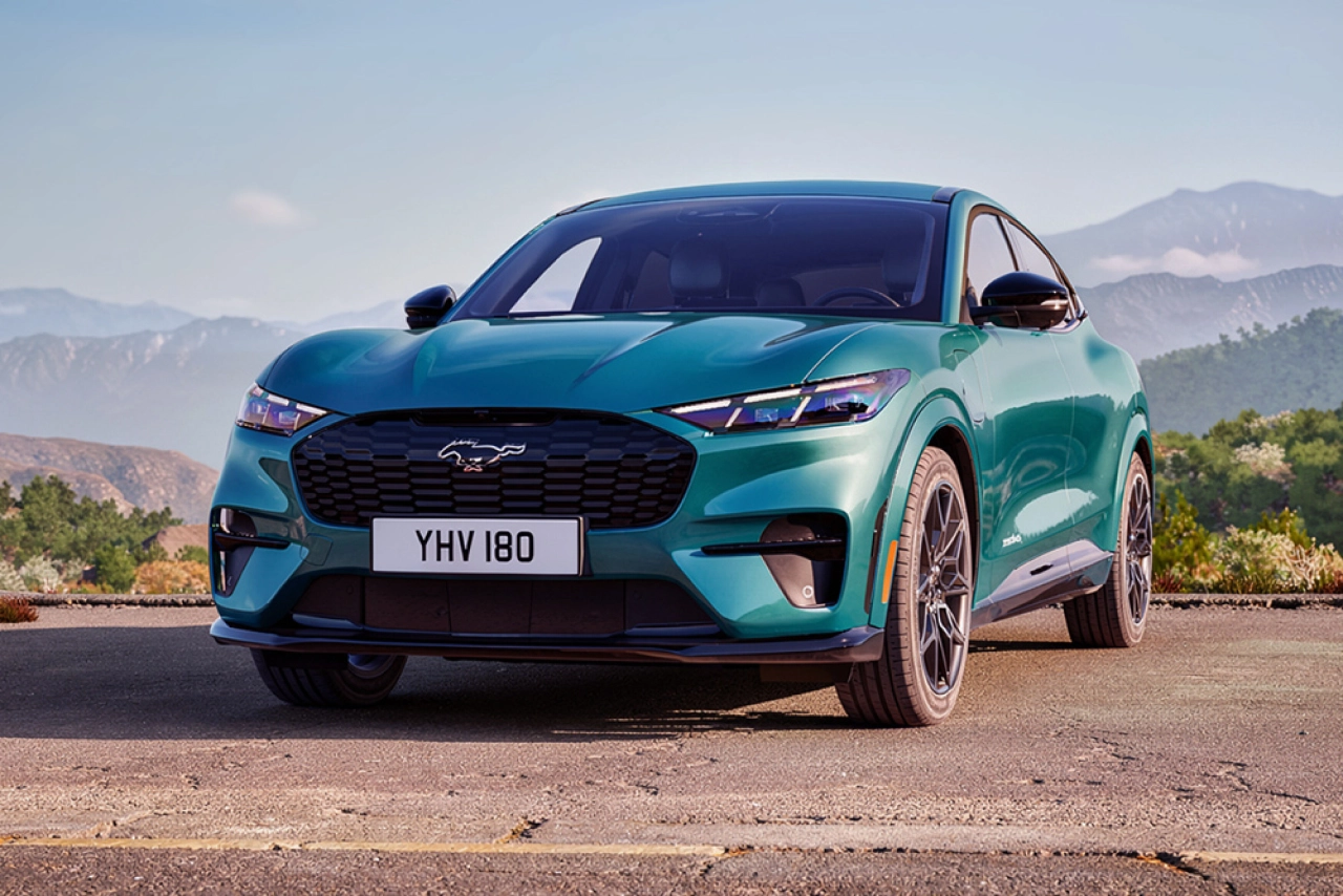 El nuevo Ford Mustang Mach-E GT California Special en color Azul Adriatic circulando por una carretera costera