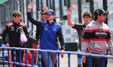 Max Verstappen saludando en el paddock del GP de Japón considerando su futuro en la Fórmula 1.