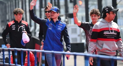 Max Verstappen saludando en el paddock del GP de Japón considerando su futuro en la Fórmula 1.