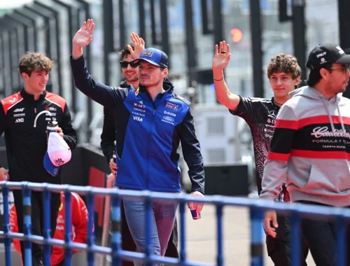 Max Verstappen saludando en el paddock del GP de Japón considerando su futuro en la Fórmula 1.