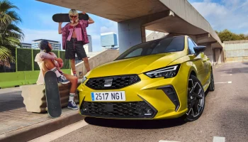 Los nuevos SEAT Ibiza y Arona 2026 posando con los colores Amarillo Hypnotic