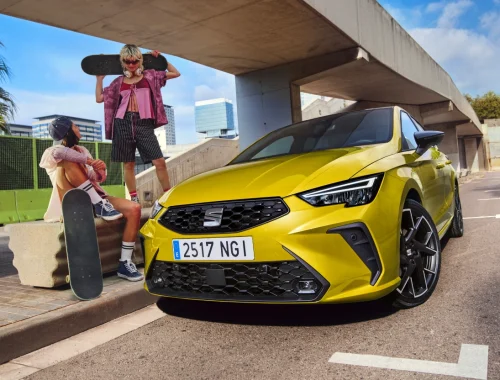 Los nuevos SEAT Ibiza y Arona 2026 posando con los colores Amarillo Hypnotic