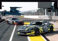 Comparativa visual entre el Mercedes-AMG GT3 rojo y el Black Series amarillo verdoso.