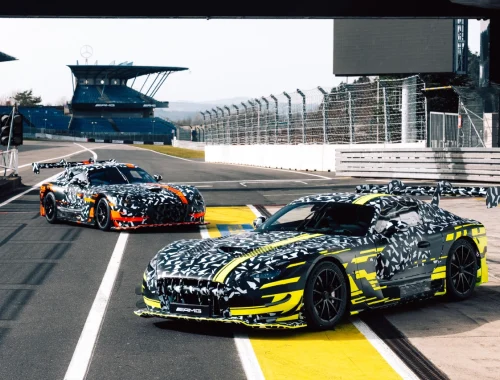 Comparativa visual entre el Mercedes-AMG GT3 rojo y el Black Series amarillo verdoso.