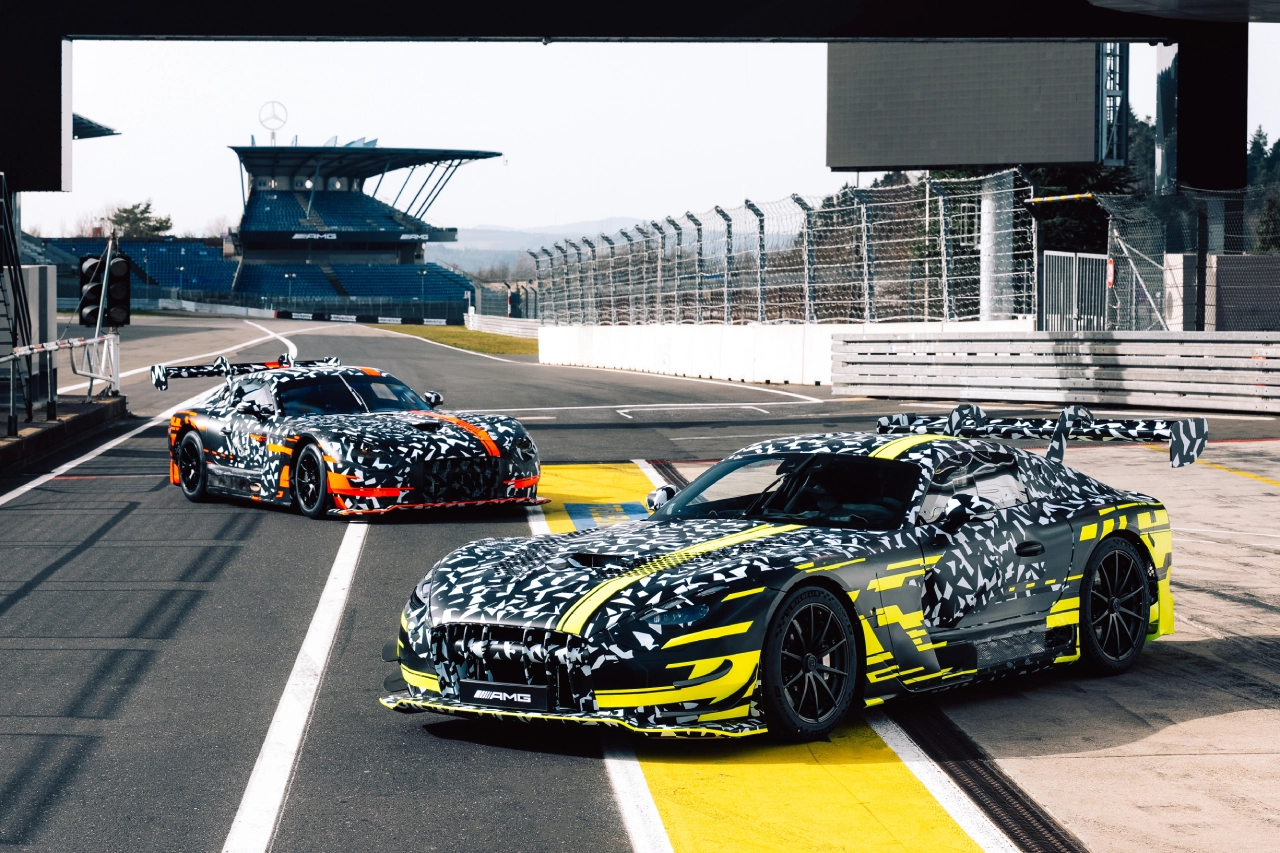Comparativa visual entre el Mercedes-AMG GT3 rojo y el Black Series amarillo verdoso.