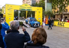 Podio de campeones en la Plaça de la Llibertat de Reus durante la pasada edición del rally.