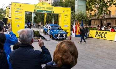 Podio de campeones en la Plaça de la Llibertat de Reus durante la pasada edición del rally.