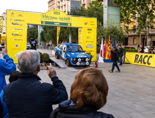 Podio de campeones en la Plaça de la Llibertat de Reus durante la pasada edición del rally.