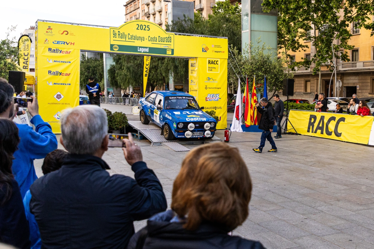 Podio de campeones en la Plaça de la Llibertat de Reus durante la pasada edición del rally.