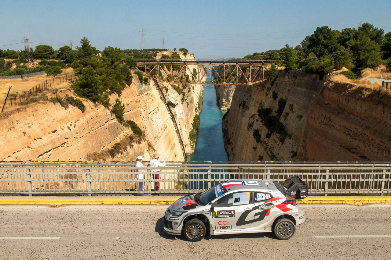 WRC Rally Acrópolis parque cerrado en un barco ferry Corinto