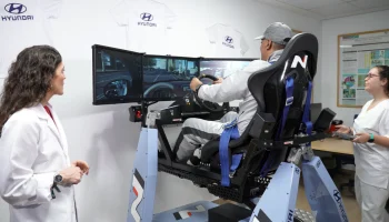 Paciente usando el simulador de Hyundai Motor España para rehabilitación de daño cerebral