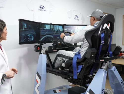Paciente usando el simulador de Hyundai Motor España para rehabilitación de daño cerebral