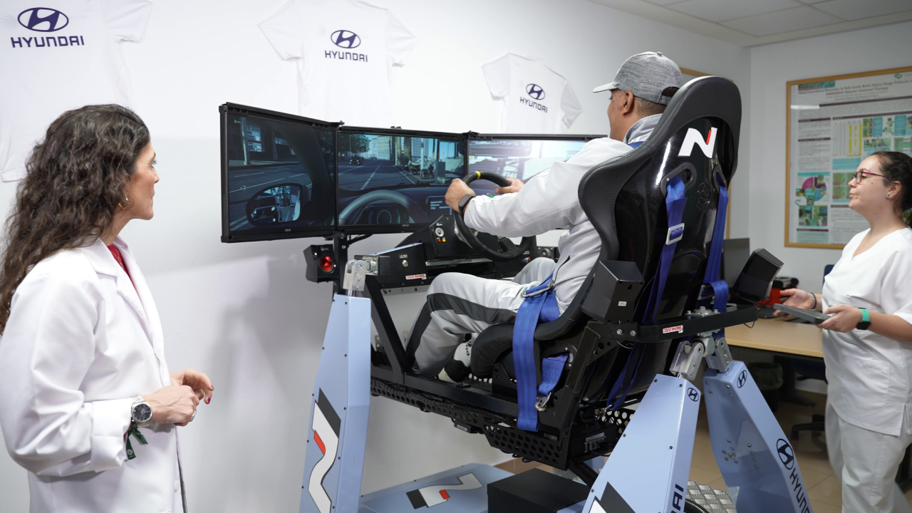 Paciente usando el simulador de Hyundai Motor España para rehabilitación de daño cerebral