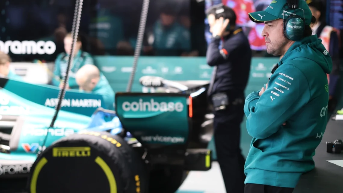 El Aston Martin AMR26 es observado por Fernando Alonso