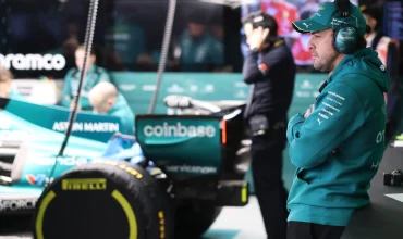 El Aston Martin AMR26 es observado por Fernando Alonso