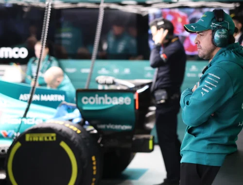 El Aston Martin AMR26 es observado por Fernando Alonso