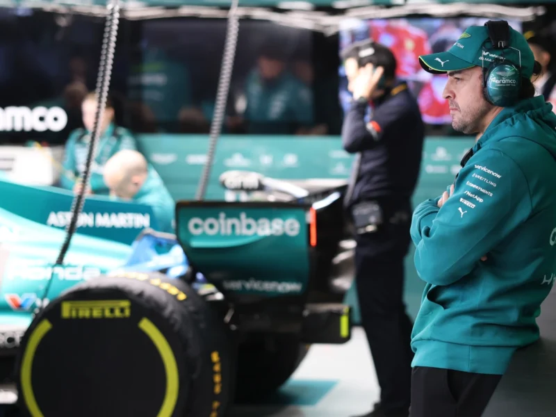 El Aston Martin AMR26 es observado por Fernando Alonso