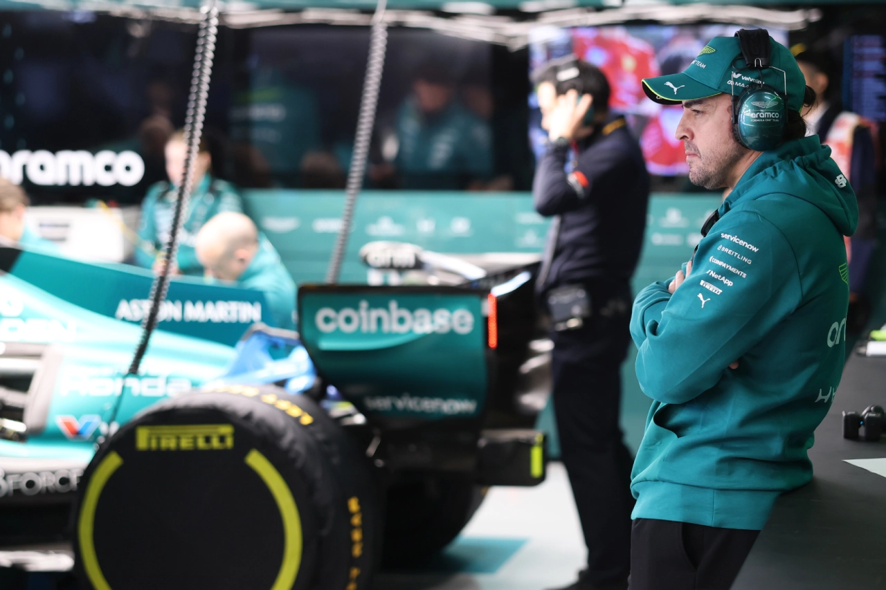 El Aston Martin AMR26 es observado por Fernando Alonso