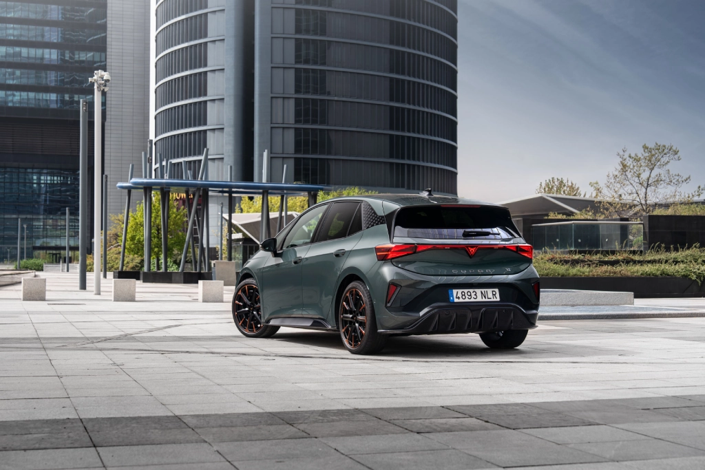 logo-iluminado-trasero-cupra-born-vz-2026