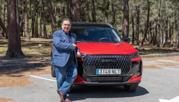 Pedro Fermín Flores analizando el nuevo Ebro s700 HEV