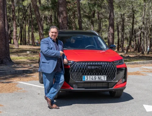 Pedro Fermín Flores analizando el nuevo Ebro s700 HEV