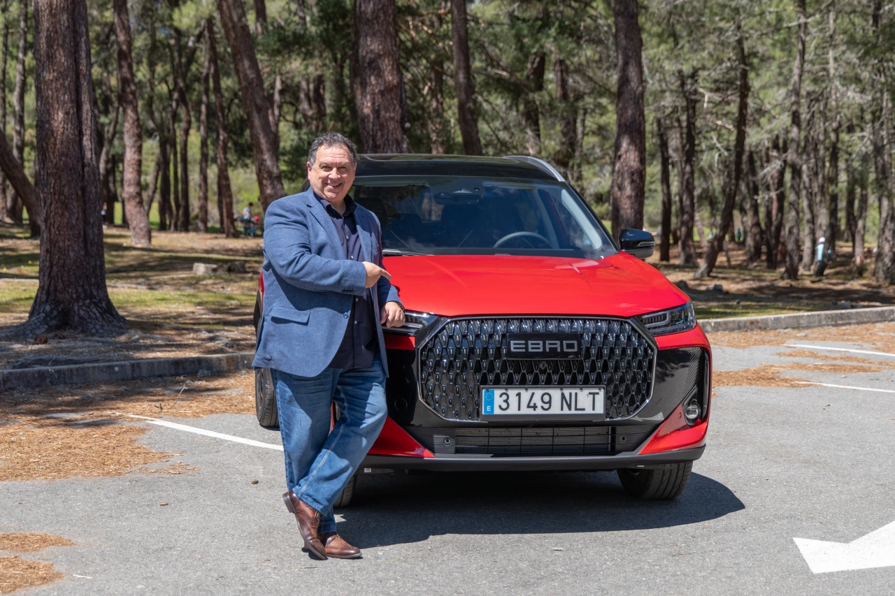 Pedro Fermín Flores analizando el nuevo Ebro s700 HEV