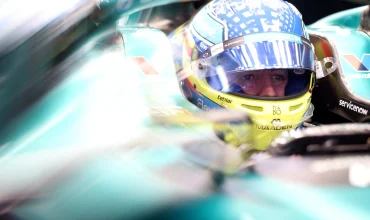 Fernando Alonso concentrado dentro del AMR26 de Aston Martin