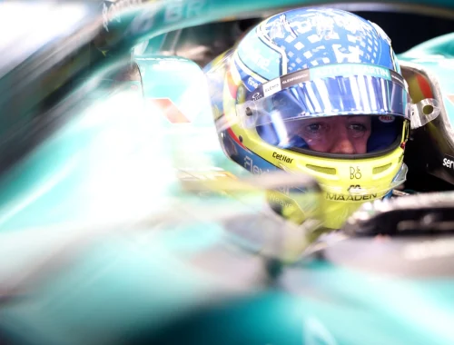 Fernando Alonso concentrado dentro del AMR26 de Aston Martin