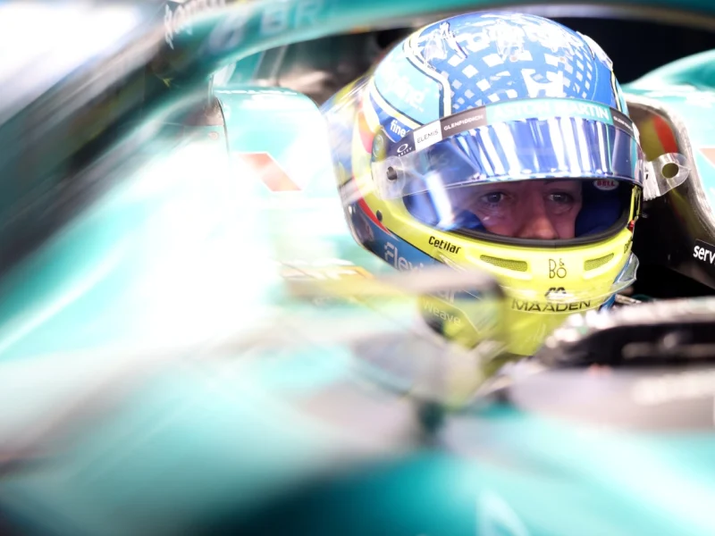 Fernando Alonso concentrado dentro del AMR26 de Aston Martin