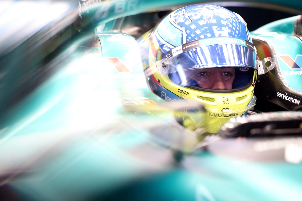 Fernando Alonso concentrado dentro del AMR26 de Aston Martin