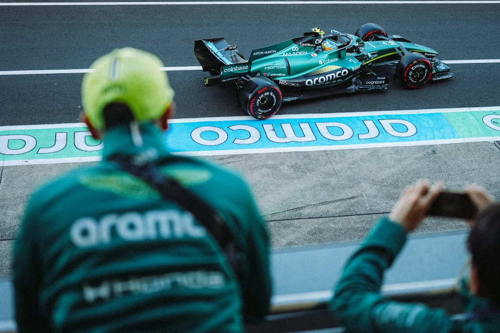 Alonso saliendo a pista en el Japanese GP 2026 con el Aston Martin F1