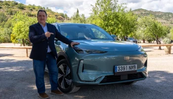 Pedro Fermín Flores señalando el nuevo SUV eléctrico GEELY E5 durante la prueba a fondo