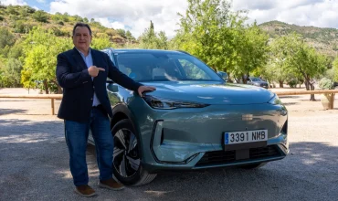 Pedro Fermín Flores señalando el nuevo SUV eléctrico GEELY E5 durante la prueba a fondo