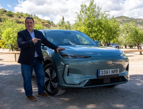 Pedro Fermín Flores señalando el nuevo SUV eléctrico GEELY E5 durante la prueba a fondo