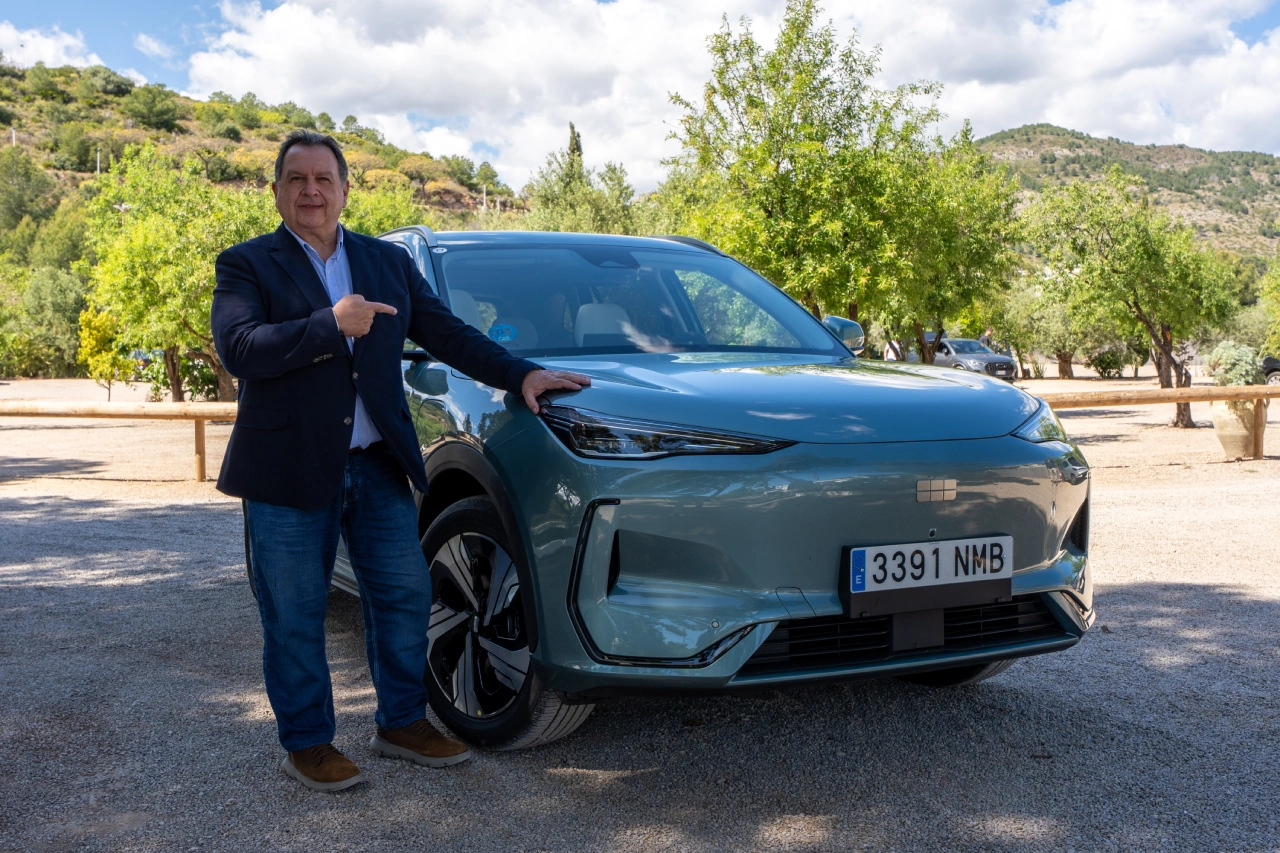 Pedro Fermín Flores señalando el nuevo SUV eléctrico GEELY E5 durante la prueba a fondo