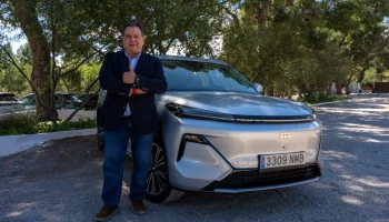 Pedro Fermín Flores posando junto al GEELY STARRAY EM-i durante la prueba a fondo en Castellón