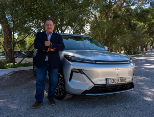 Pedro Fermín Flores posando junto al GEELY STARRAY EM-i durante la prueba a fondo en Castellón