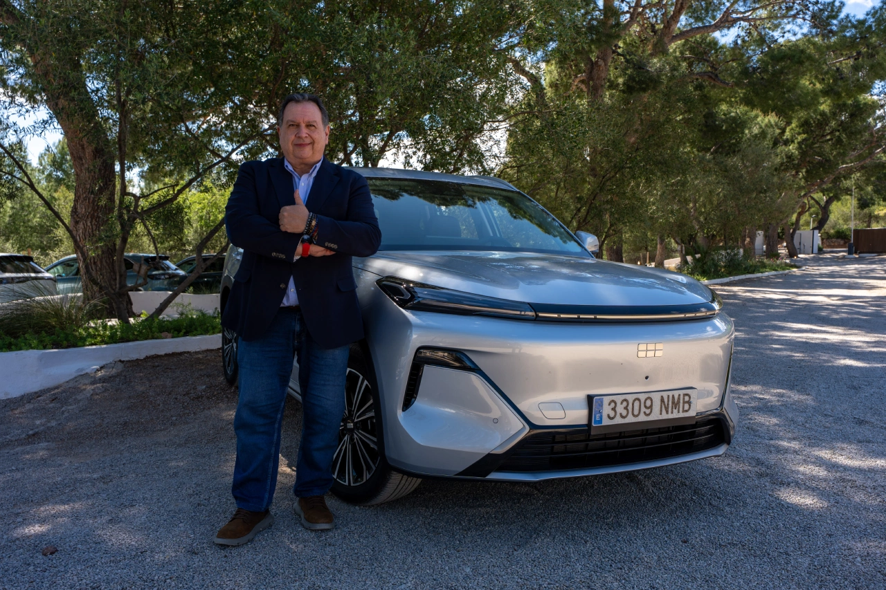 Pedro Fermín Flores posando junto al GEELY STARRAY EM-i durante la prueba a fondo en Castellón