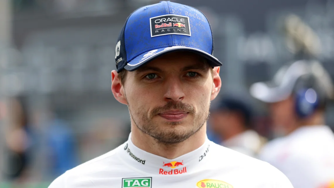 Max Verstappen camina pensativo