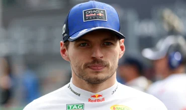 Max Verstappen camina pensativo