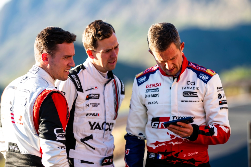 Sébastien Ogier compañeros consulta tiempos WRC