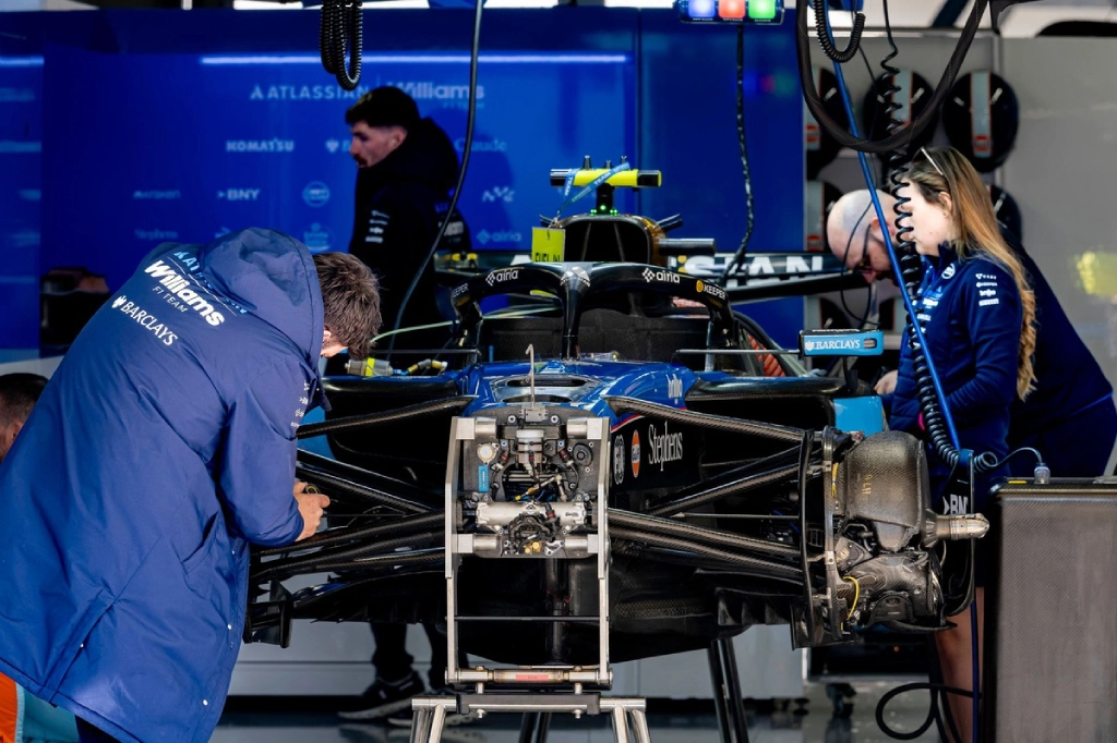 mecánicos trabajando en el box de Williams F1