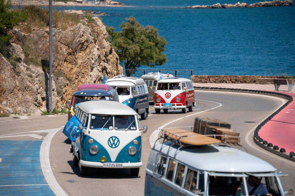 Desfile de furgos clásicas Volkswagen en L’Escala durante FurgoVolkswagen 2026