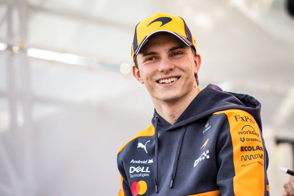 Oscar Piastri sonriendo